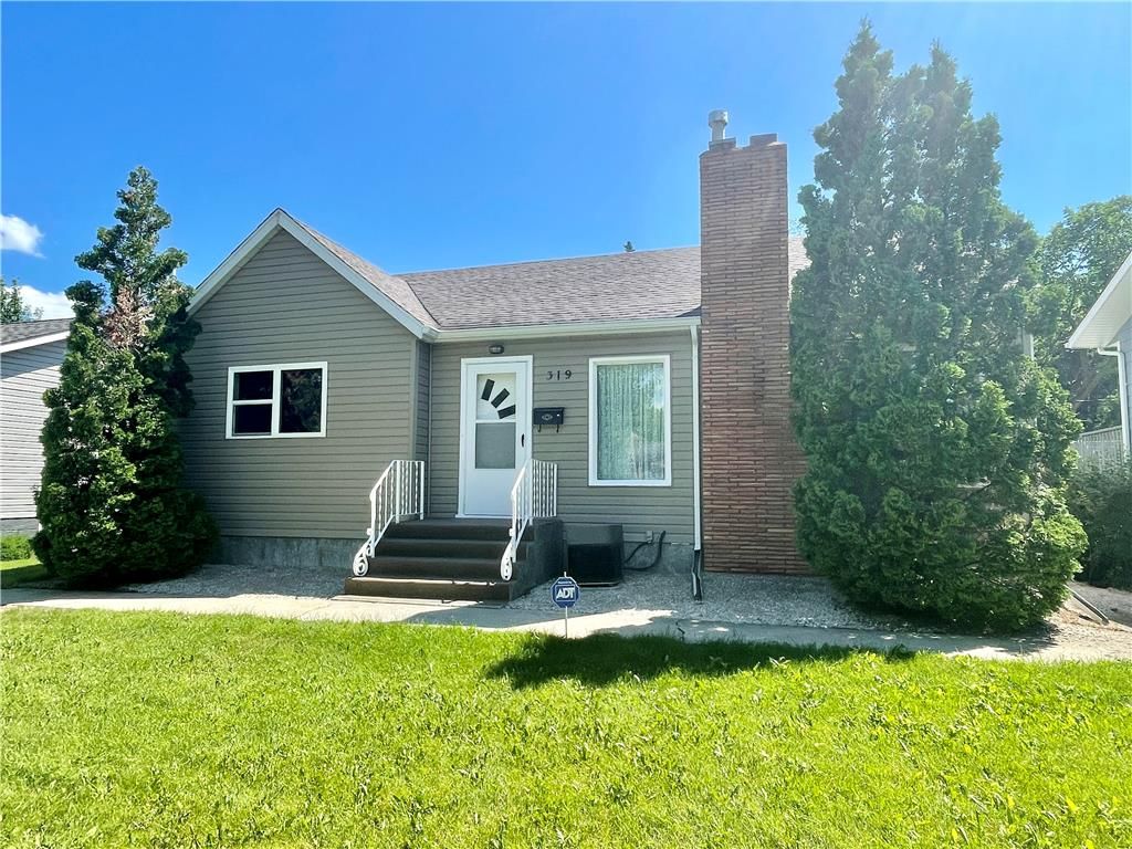 Main Photo: 319 Macleod Avenue West in Dauphin: R30 Residential for sale (R30 - Dauphin and Area)  : MLS®# 202222823