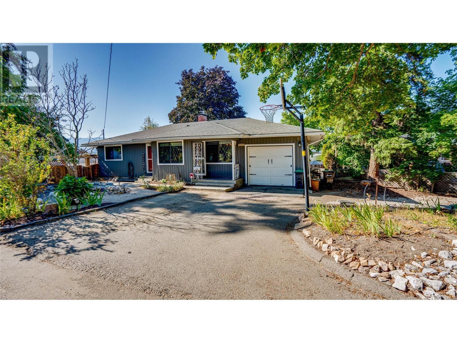 Main Photo: 2100 27 Crescent East Hill: Okanagan Shuswap Real Estate Listing: MLS®# 10302971