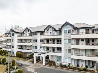 Photo 1: 102 2526 LAKEVIEW Crescent in Abbotsford: Central Abbotsford Condo for sale : MLS®# R2749511