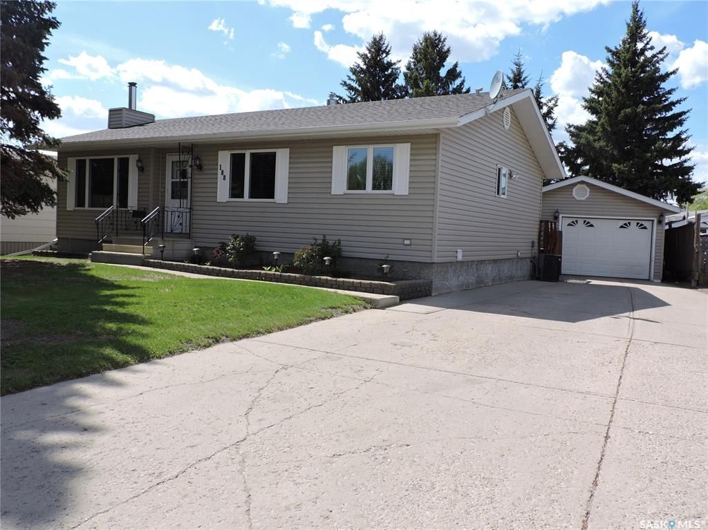 Main Photo: 188 McBurney Drive in Yorkton: Heritage Heights Residential for sale : MLS®# SK857212