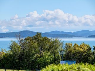 Photo 1: 8720 Lochside Dr in North Saanich: NS Bazan Bay House for sale : MLS®# 876728