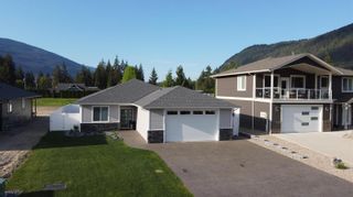 Photo 3: 405 Martin Street, in Sicamous: House for sale : MLS®# 10275442