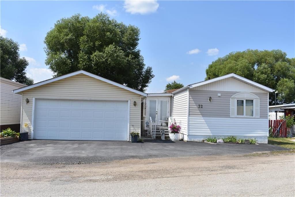Main Photo: 32 Delta Crescent in St Clements: Pineridge Trailer Park Residential for sale (R02)  : MLS®# 202117671