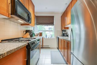 Photo 10: 212 2655 CRANBERRY Drive in Vancouver: Kitsilano Condo for sale in "New Yorker" (Vancouver West)  : MLS®# R2727410