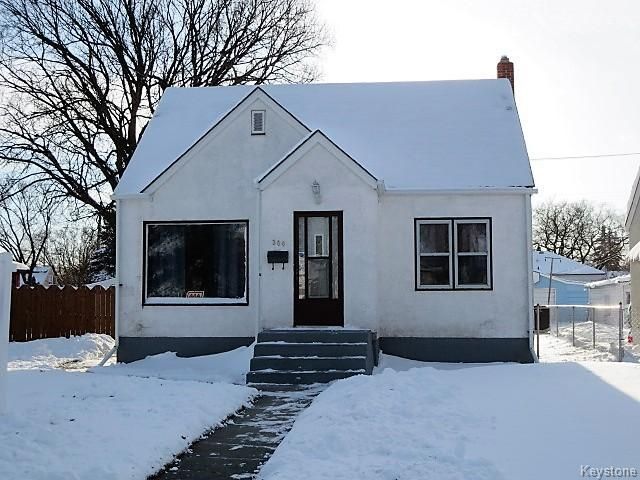 Fabulous 1050 Sq.ft. 1 1/2 Storey Family Home. Meticulously Maintained & Ready to Move In!