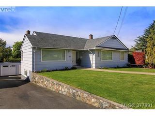 Photo 2: 2025 Lansdowne Rd in VICTORIA: OB Henderson House for sale (Oak Bay)  : MLS®# 759045