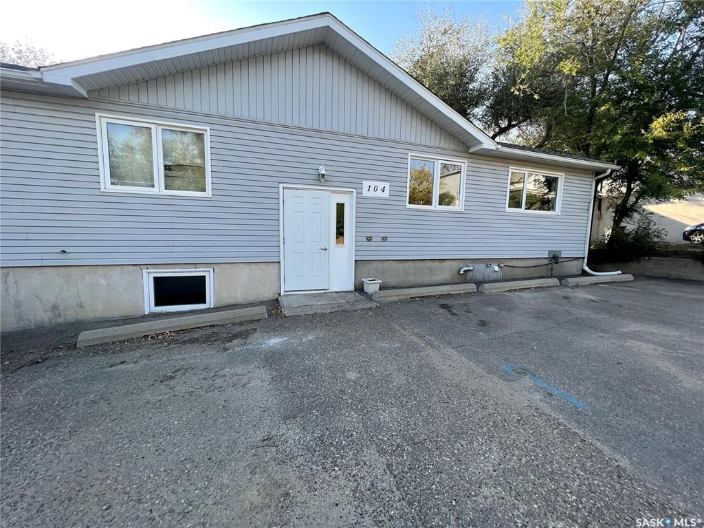 Main Photo: 104 6TH Avenue Northeast in Swift Current: North East Residential for sale : MLS®# SK945494