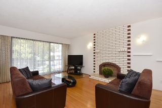 Photo 2: 126 E 18TH Avenue in Vancouver: Main House for sale in "MAIN" (Vancouver East)  : MLS®# V1143362
