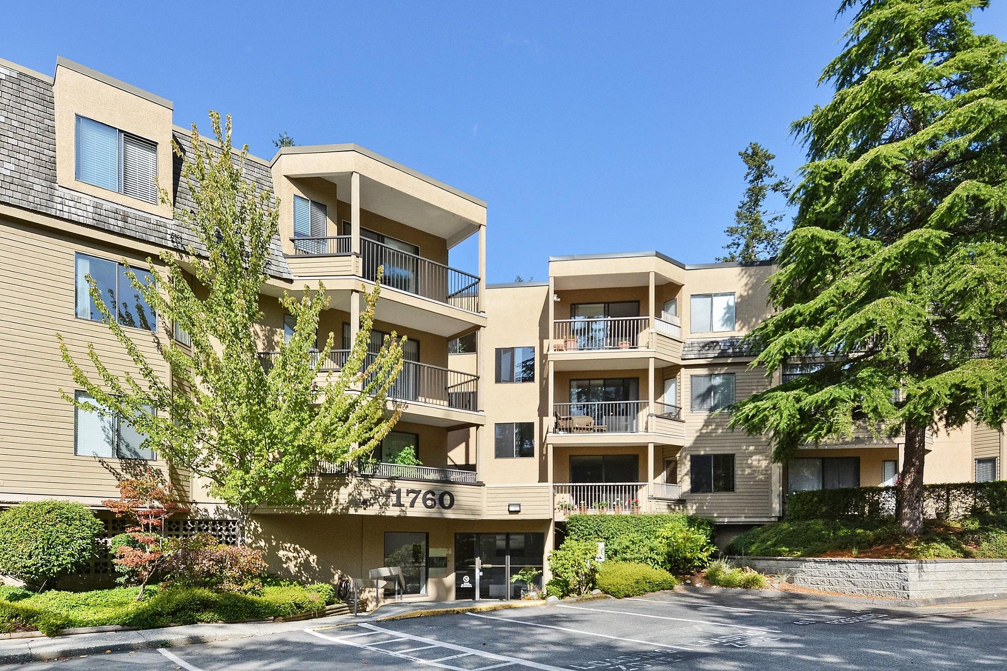 Main Photo: 108 1760 SOUTHMERE Crescent in Surrey: Sunnyside Park Surrey Condo for sale in "CAPSTAN WAY" (South Surrey White Rock)  : MLS®# R2408875