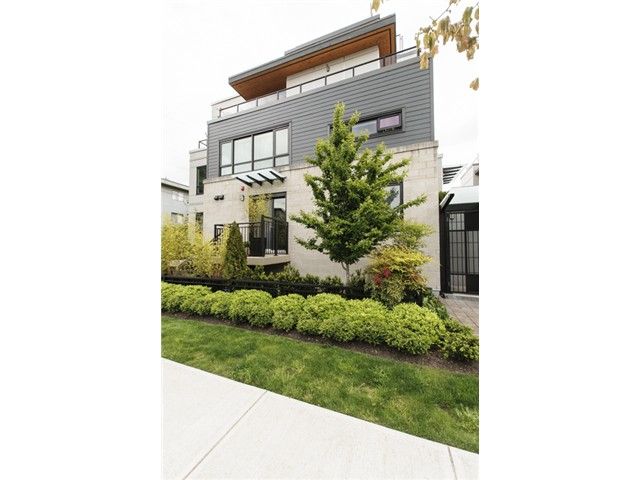 Main Photo: 3160 Prince Edward Street in Vancouver: Mount Pleasant VE Townhouse for sale (Vancouver East)  : MLS®# V1123362