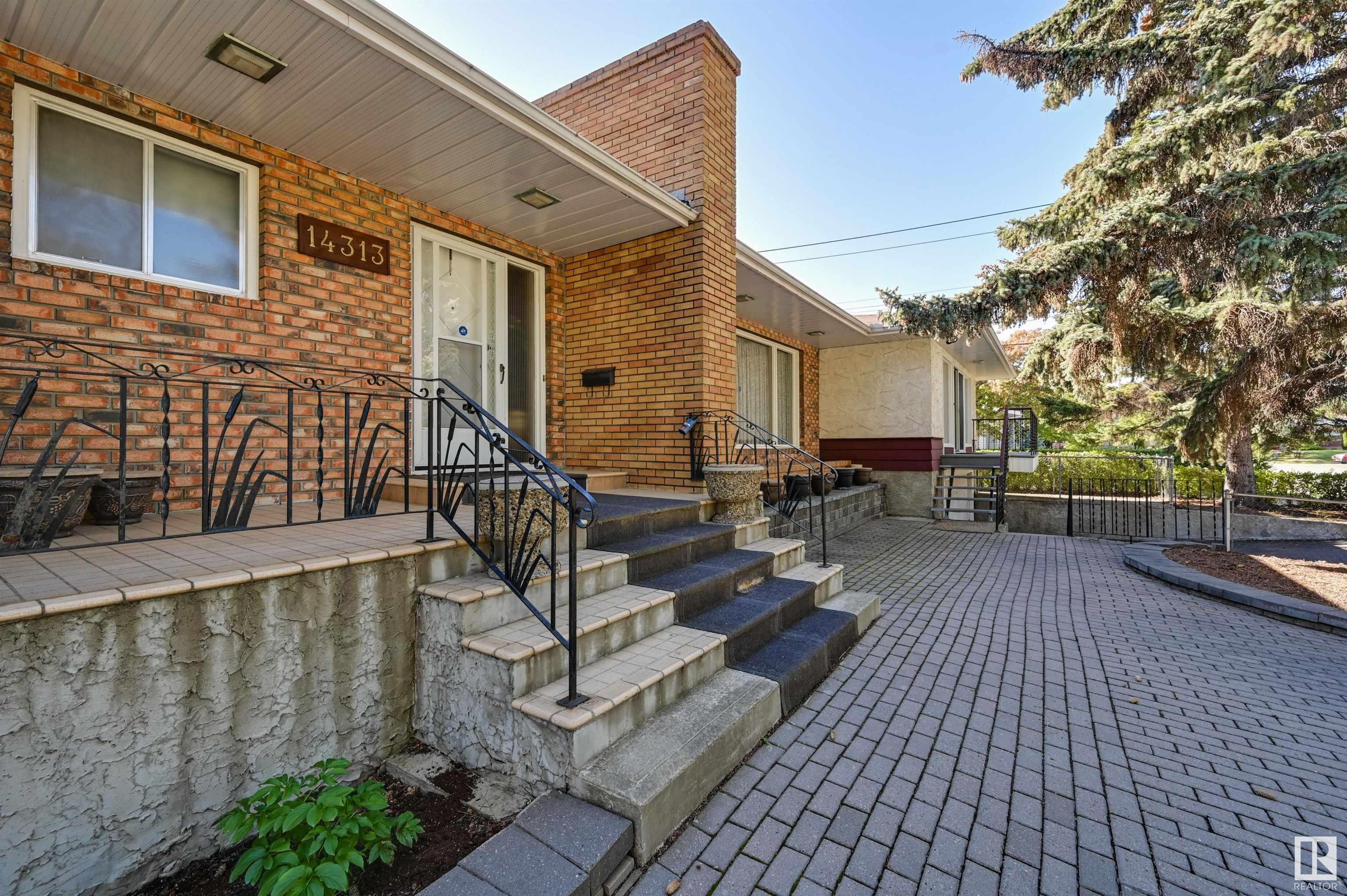 Main Photo: 14313 90A Avenue in Edmonton: Zone 10 House for sale : MLS®# E4372427