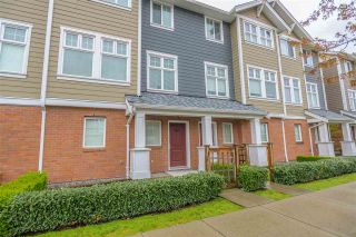 Photo 2: 34 1111 EWEN Avenue in New Westminster: Queensborough Townhouse for sale in "ENGLISH MEWS" : MLS®# R2359101