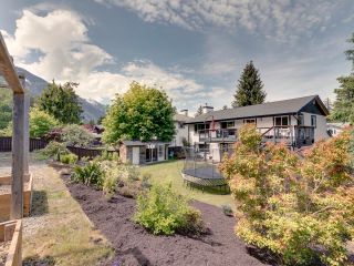Photo 6: 1454 MAPLE Crescent in Squamish: Brackendale House for sale : MLS®# R2695511