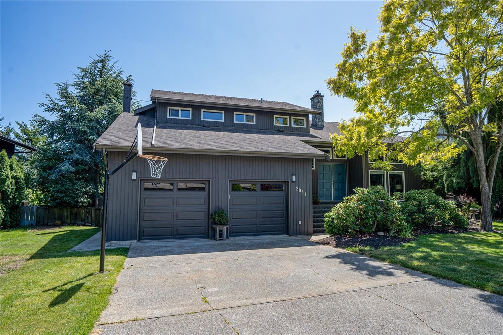 Main Photo: 2041 Skyline Cres in Central Saanich: CS Keating House for sale : MLS®# 932839