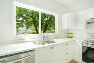 Photo 4: 12 1063 Valewood Trail in Saanich: SE Broadmead Row/Townhouse for sale (Saanich East)  : MLS®# 932798