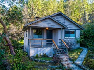 Photo 1: 4130 FRANCIS PENINSULA Road in Madeira Park: Pender Harbour Egmont House for sale (Sunshine Coast)  : MLS®# R2539519
