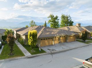 Photo 2: 112 51096 FALLS Court in Chilliwack: Eastern Hillsides Townhouse for sale in "The Fairways" : MLS®# R2818404