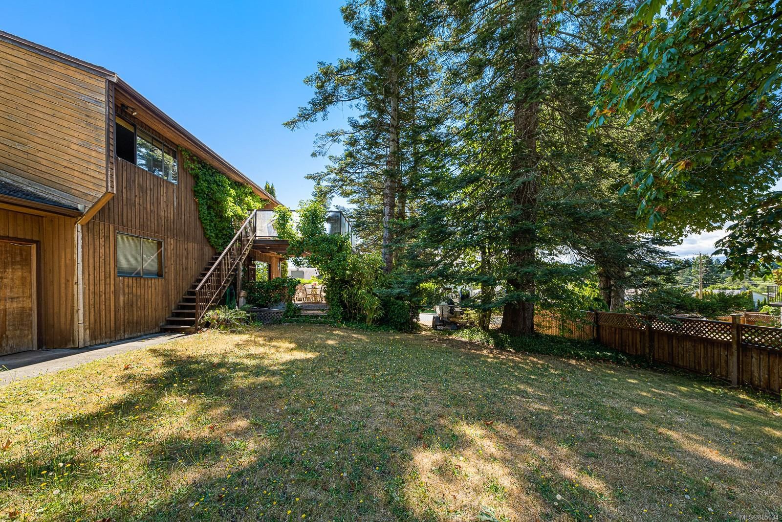 Main Photo: 683 Totem Cres in Comox: CV Comox (Town of) House for sale (Comox Valley)  : MLS®# 885034