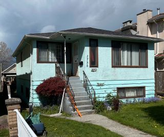 Photo 2: 1735 E 35TH Avenue in Vancouver: Victoria VE House for sale (Vancouver East)  : MLS®# R2872056