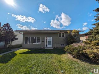 Photo 1: 452 KNOTTWOOD Road W in Edmonton: Zone 29 House for sale : MLS®# E4390389