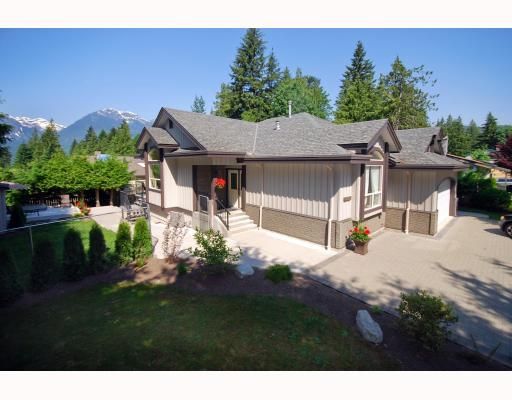 Main Photo: 40399 PERTH Drive in Squamish: Garibaldi Highlands House for sale : MLS®# V769624