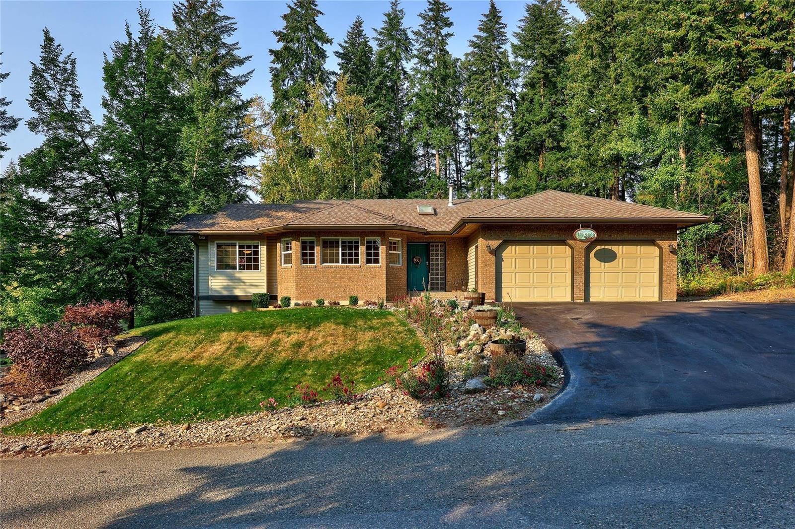 Main Photo: 2668 Golf Course Drive, in Blind Bay: House for sale : MLS®# 10270148