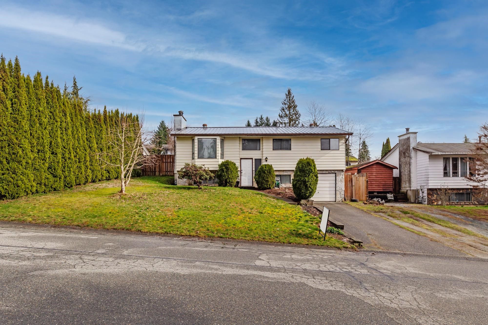 Main Photo: 7932 HERON Street in Mission: Mission BC House for sale : MLS®# R2659074