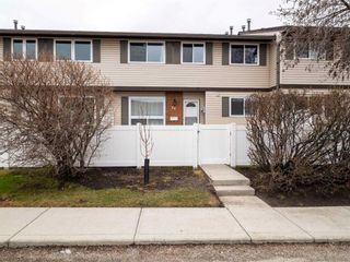 Photo 2: 74 740 Bracewood Drive SW in Calgary: Braeside Row/Townhouse for sale : MLS®# A2129434