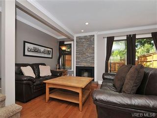 Photo 2: 703 640 Broadway St in VICTORIA: SW Glanford Row/Townhouse for sale (Saanich West)  : MLS®# 643297