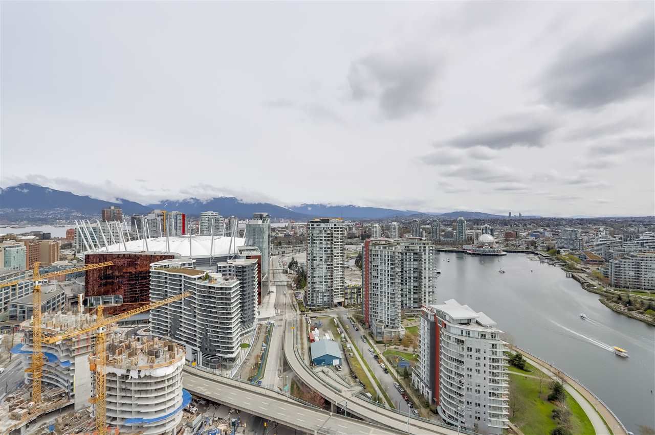 Main Photo: 3803 1033 MARINASIDE CRESCENT in Vancouver: Yaletown Condo for sale (Vancouver West)  : MLS®# R2257056