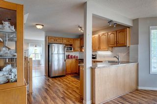 Photo 3: 33 SILVERGROVE Close NW in Calgary: Silver Springs Row/Townhouse for sale : MLS®# C4300784