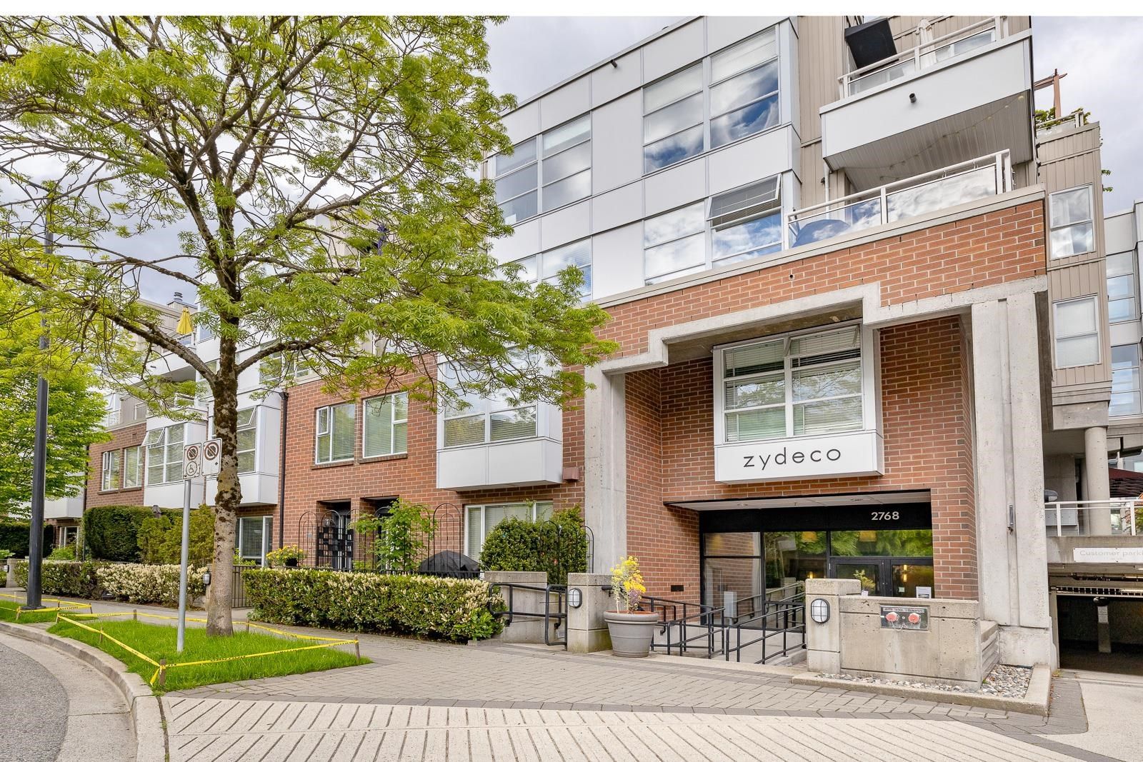 Main Photo: 402 2768 CRANBERRY Drive in Vancouver: Kitsilano Condo for sale in "ZYDECO" (Vancouver West)  : MLS®# R2688537