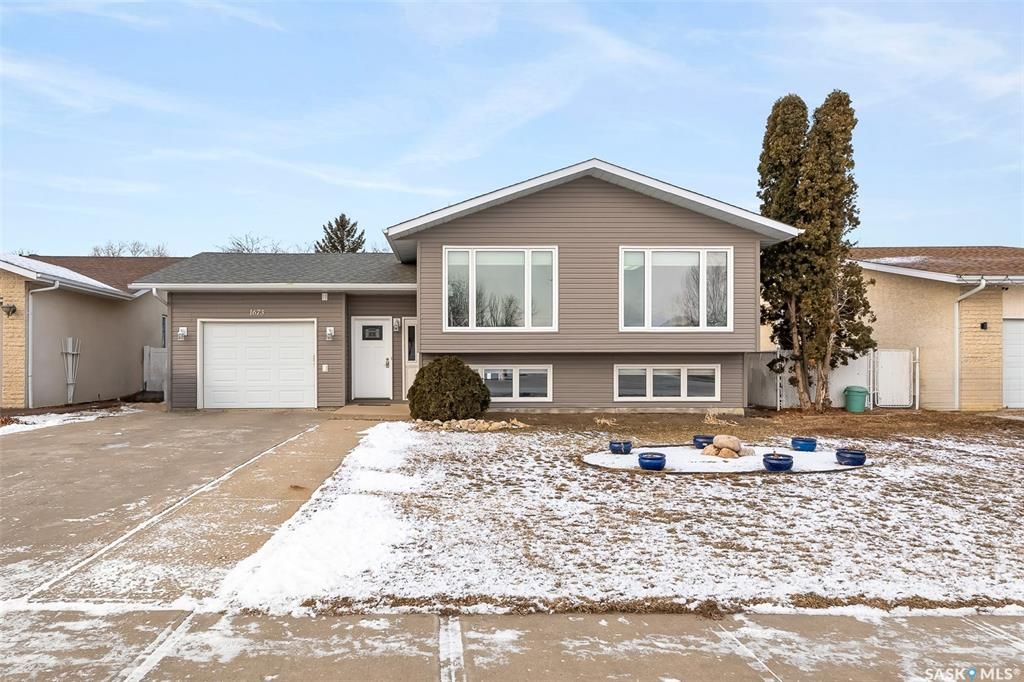 Main Photo: 1673 Admiral Crescent in Moose Jaw: VLA/Sunningdale Residential for sale : MLS®# SK955775