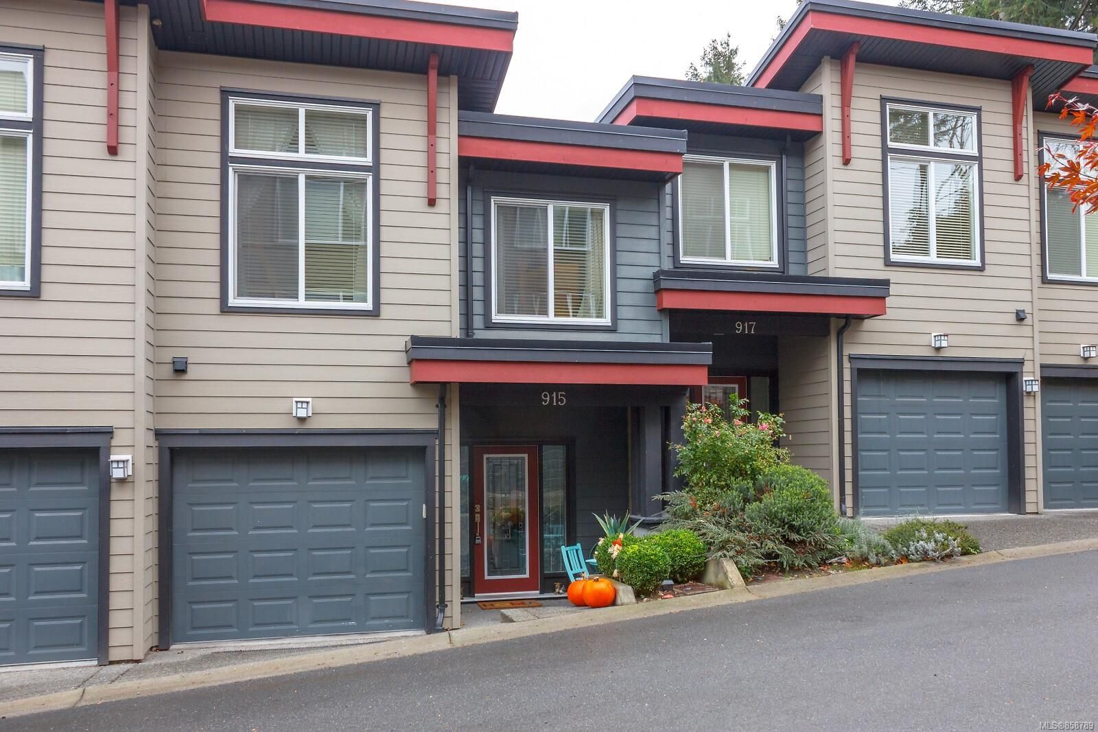 Main Photo: 915 North Hill Pl in Langford: La Florence Lake Row/Townhouse for sale : MLS®# 858789