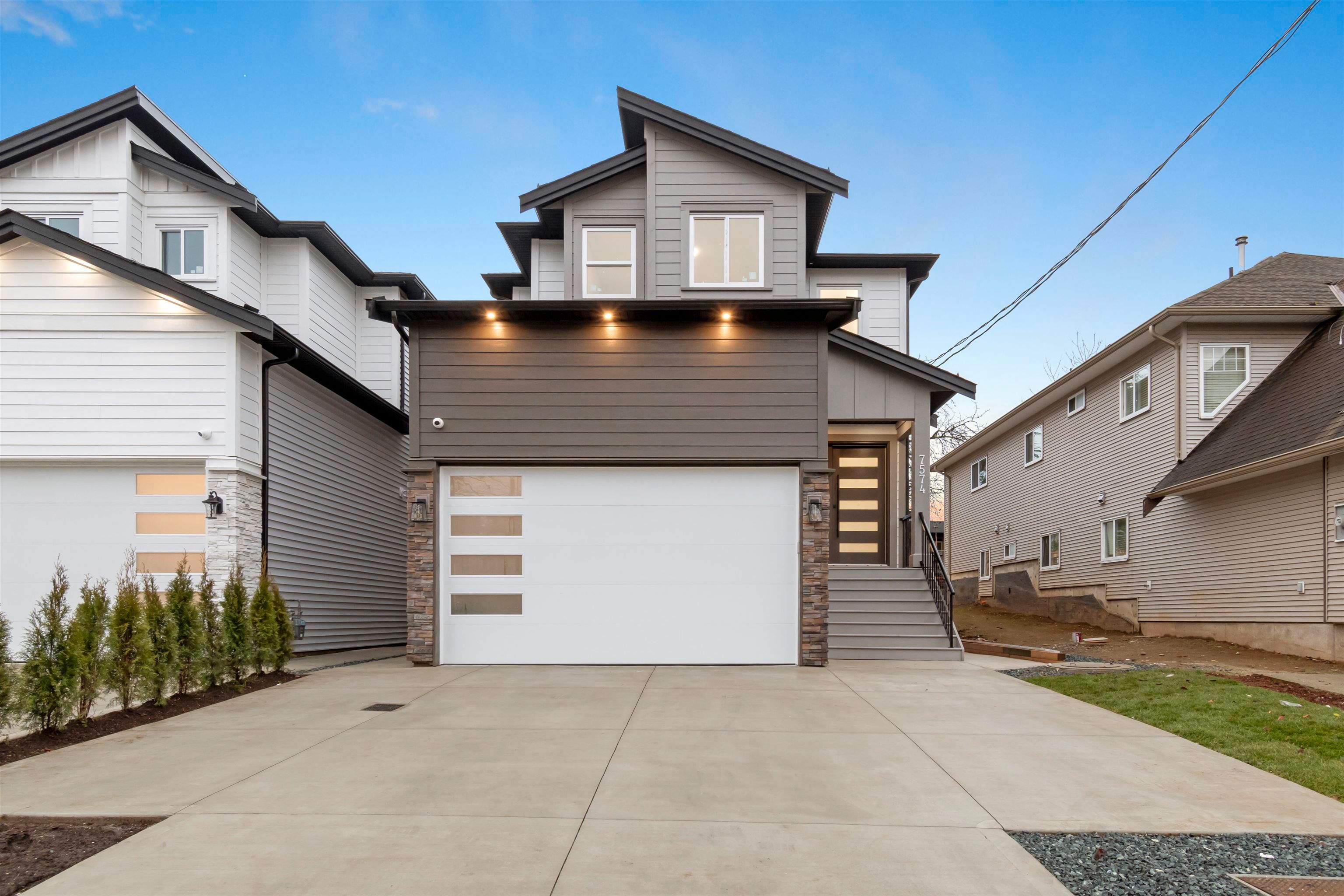 Main Photo: B 7574 MURRAY Street in Mission: Mission BC 1/2 Duplex for sale : MLS®# R2837604