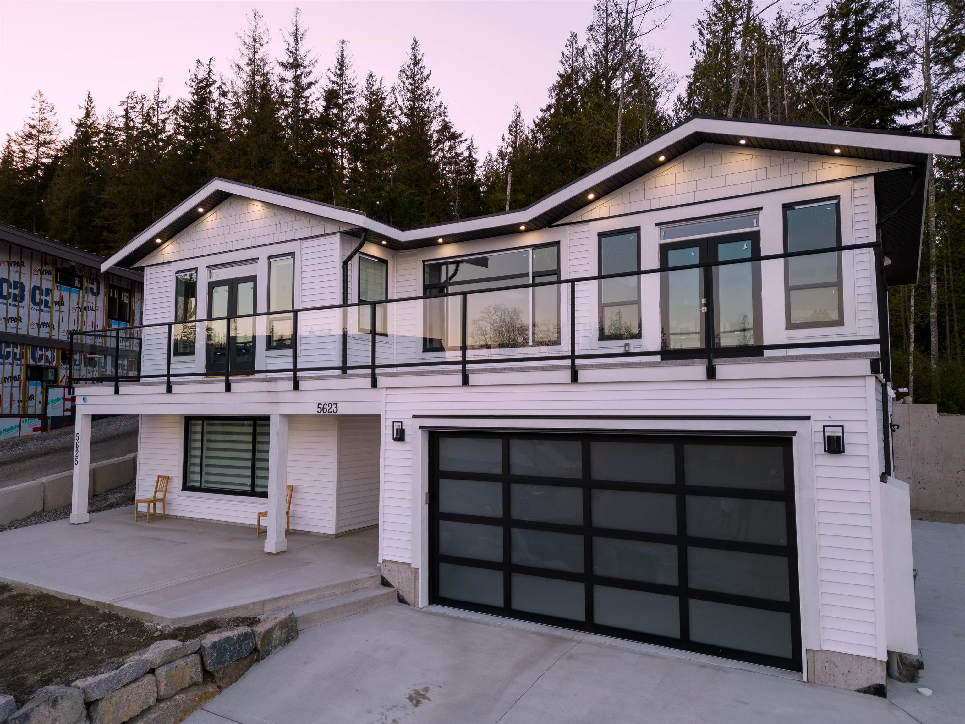 Main Photo: 5623 DUNGENESS Place in Sechelt: Sechelt District House for sale (Sunshine Coast)  : MLS®# R2773502