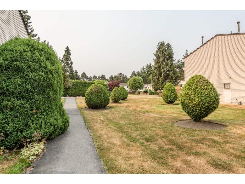 Photo 2: Photos: 114 14153 104 Avenue in Surrey: Whalley Townhouse for sale in "Hawthorne Park" (North Surrey)  : MLS®# R2194548