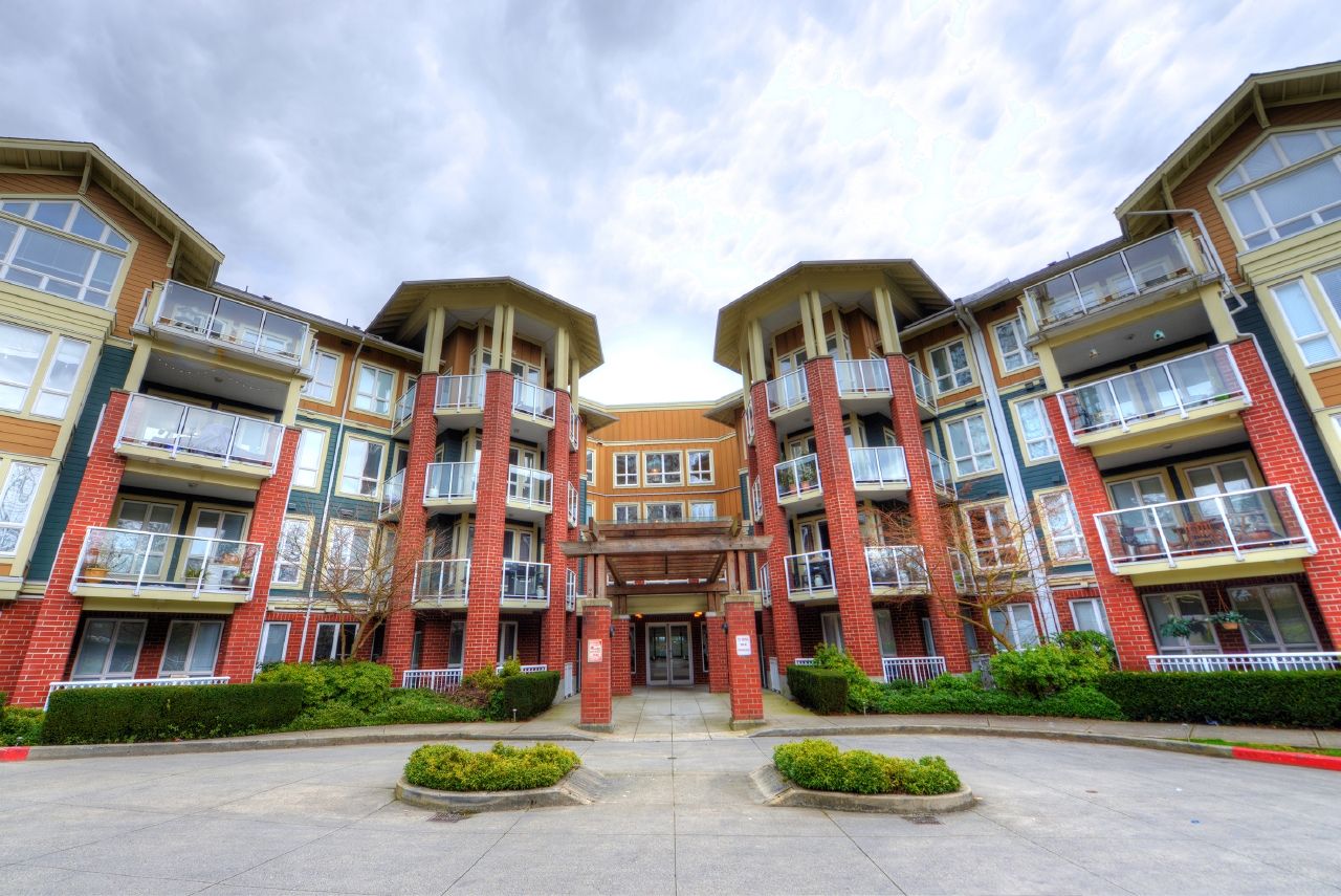 Main Photo: 208 14 E ROYAL Avenue in New Westminster: Fraserview NW Condo for sale in "VICTORIA HILL" : MLS®# R2244673