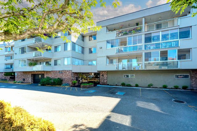 Main Photo: 302 32040 TIMS Avenue in Abbotsford: Abbotsford West Condo for sale in "MAPLEWOOD MANOR" : MLS®# R2808527