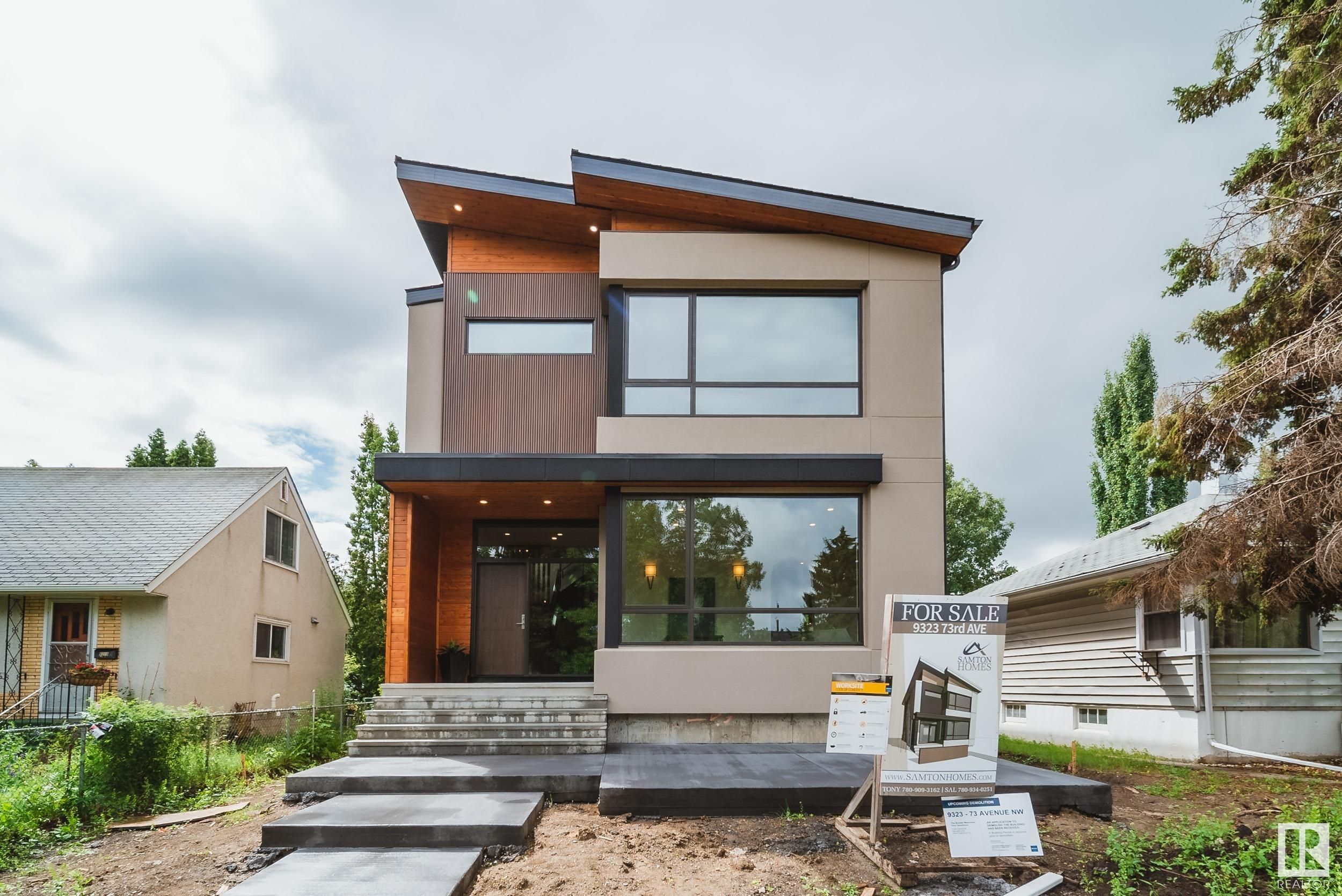Main Photo: 9323 73 Avenue in Edmonton: Zone 17 House for sale : MLS®# E4306648