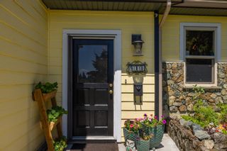 Photo 2: 910 Graythorpe Pl in Saanich: SE Swan Lake Single Family Residence for sale (Saanich East)  : MLS®# 966612