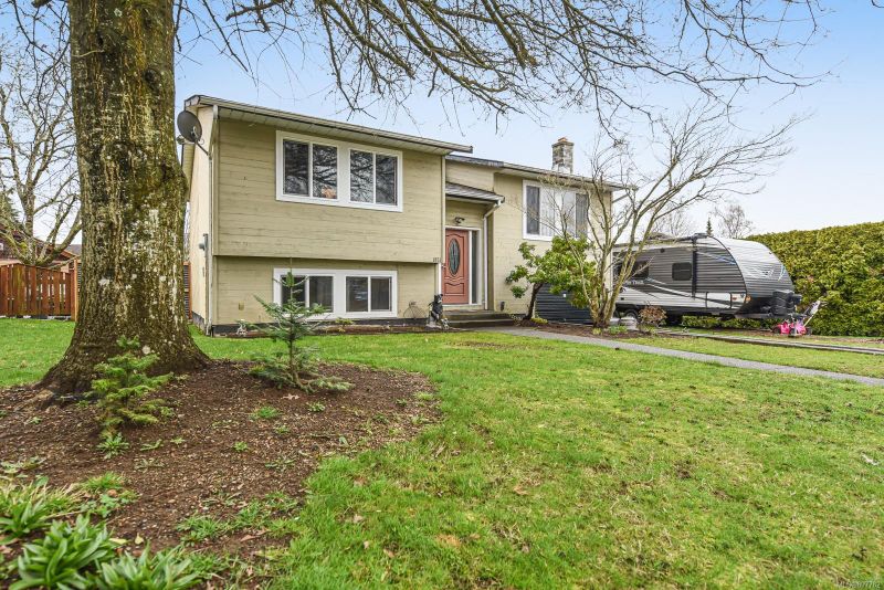 FEATURED LISTING: 1651 Ascot Ave Comox