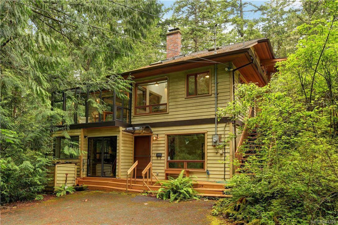 Main Photo: 270 Trevlac Pl in Saanich: SW Prospect Lake House for sale (Saanich West)  : MLS®# 844269