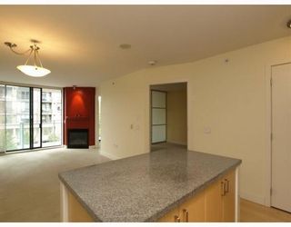 Photo 4: 404 175 West 1st Street in North Vancouver: Lower Lonsdale Condo for sale : MLS®# V790395
