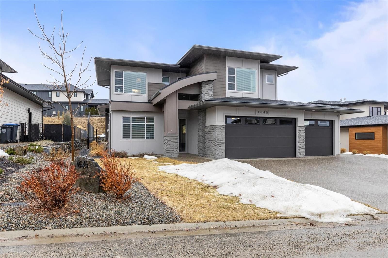 Main Photo: 1645 Vincent Place, in Kelowna: House for sale : MLS®# 10270371