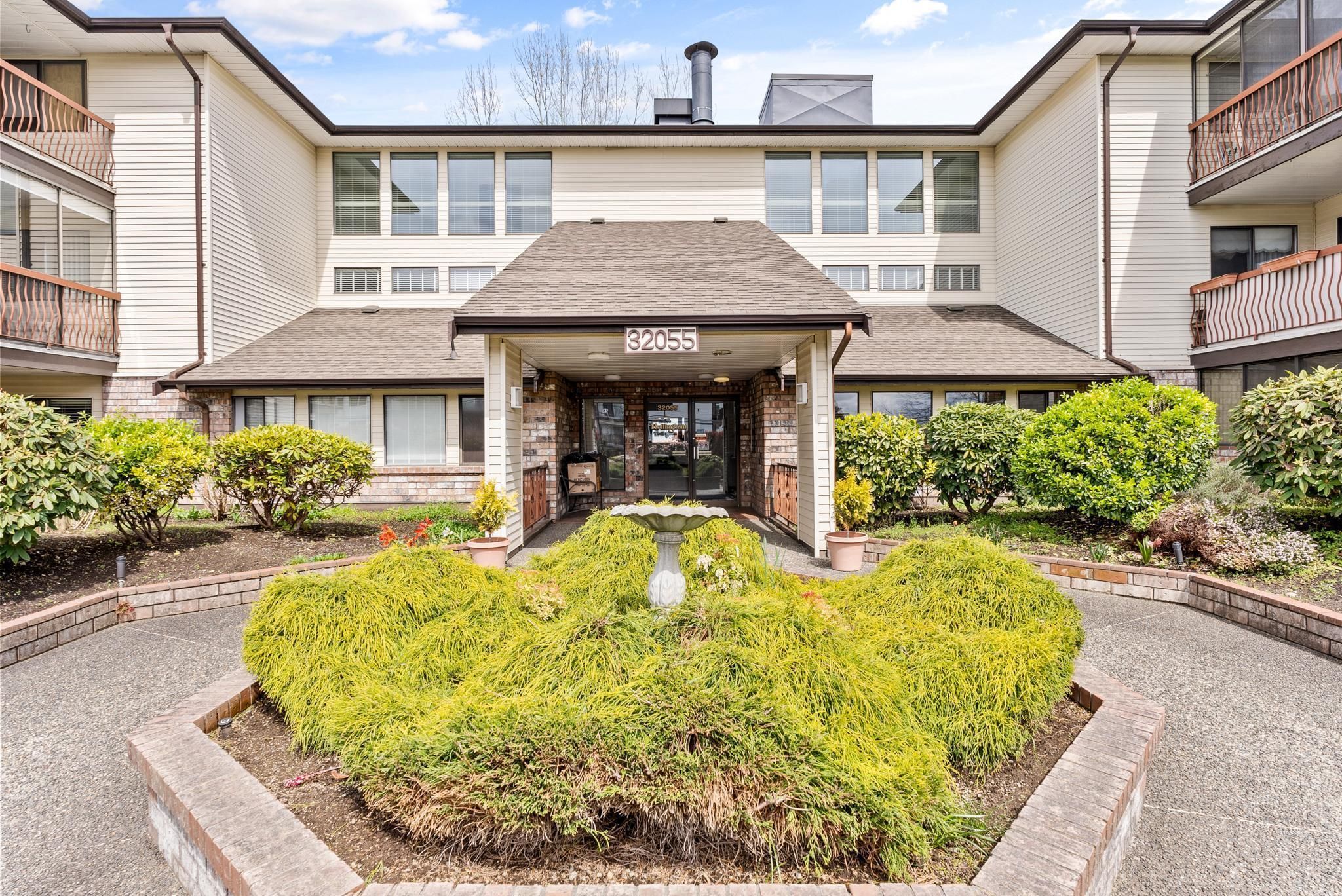 Main Photo: 211 32055 OLD YALE Road in Abbotsford: Abbotsford West Condo for sale in "THE NOTTINGHAM" : MLS®# R2771742