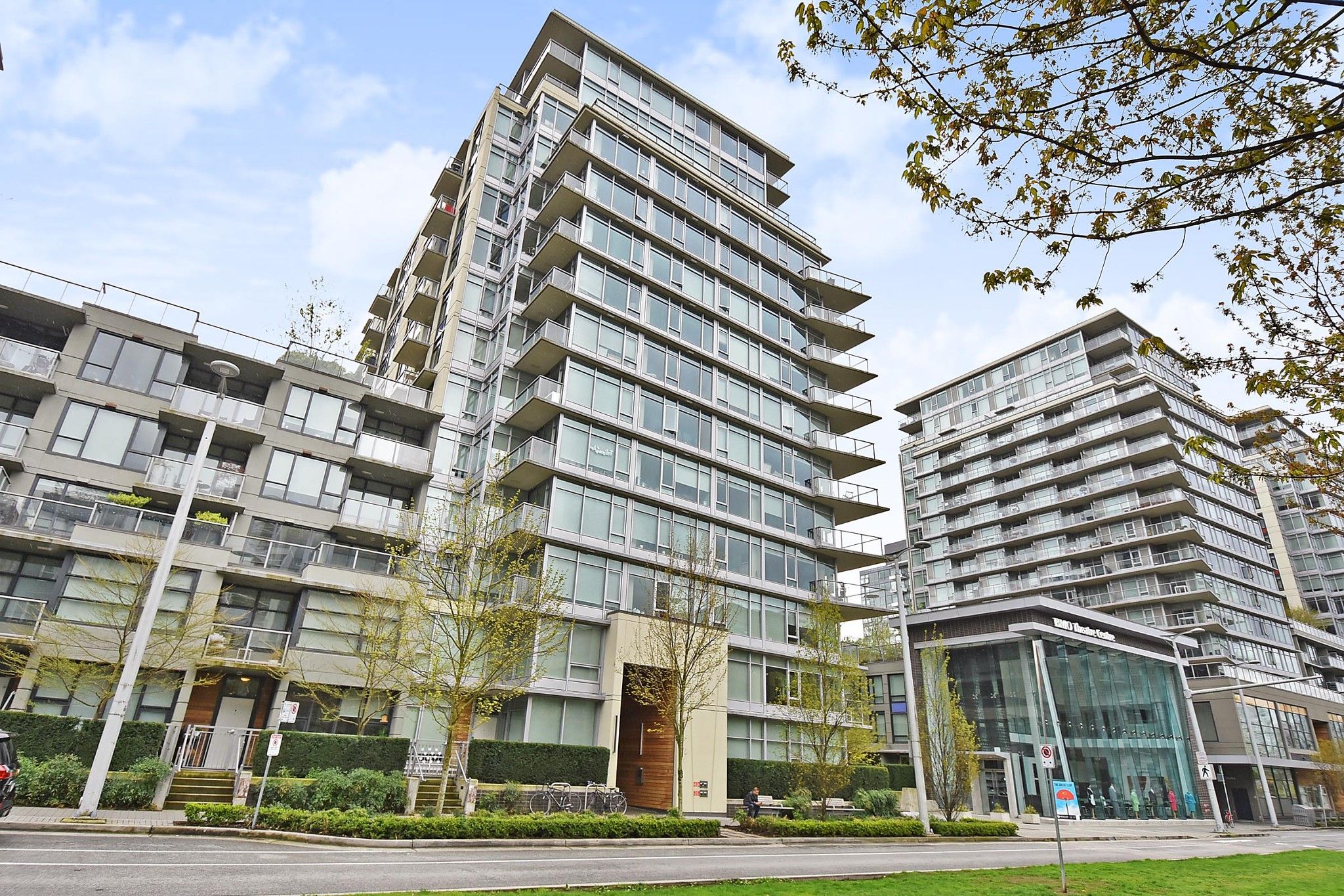Main Photo: 306 138 W 1ST Avenue in Vancouver: False Creek Condo for sale in "WALL CENTRE FALSE CREEK" (Vancouver West)  : MLS®# R2360592
