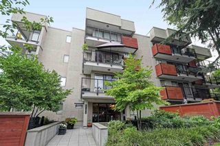 Photo 2: 104 2142 CAROLINA Street in Vancouver: Mount Pleasant VE Condo for sale in "Wood Dale" (Vancouver East)  : MLS®# R2401576
