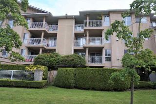 Photo 4: 205 13733 74 Avenue in Surrey: East Newton Condo for sale in "KINGS COURT" : MLS®# R2465074