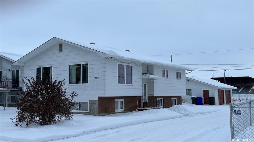 Main Photo: 905 7th Street East in Prince Albert: East Flat Residential for sale : MLS®# SK914116